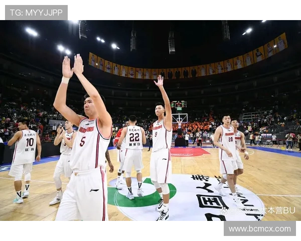 篮球赛场上的激情碰撞与技术对决:从球员训练到比赛策略全解析 篮球赛场上的激情碰撞与技术对决:从球员训练到比赛策略全解析