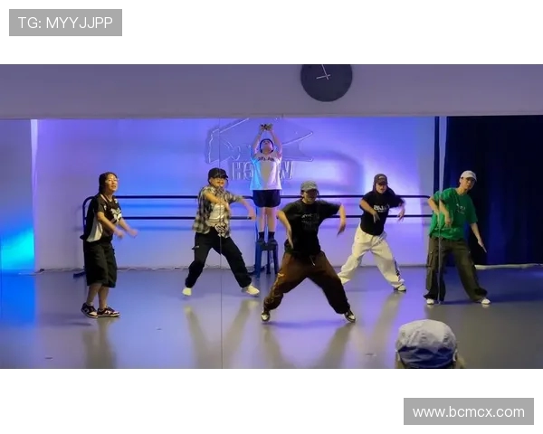 深圳街舞队的控制革新探索与实践:打造全新舞蹈表演模式的深度解析 深圳街舞队的控制革新探索与实践:打造全新舞蹈表演模式的深度解析