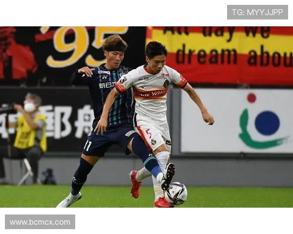 冈山绿植与福冈黄蜂的激烈对决展现足球魅力与团队精神的完美结合